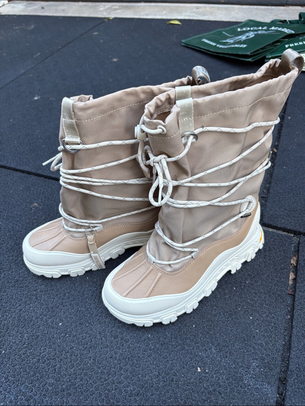 Women's Beige Snow Boot with Rugged Sole UGGS - brand new never worn